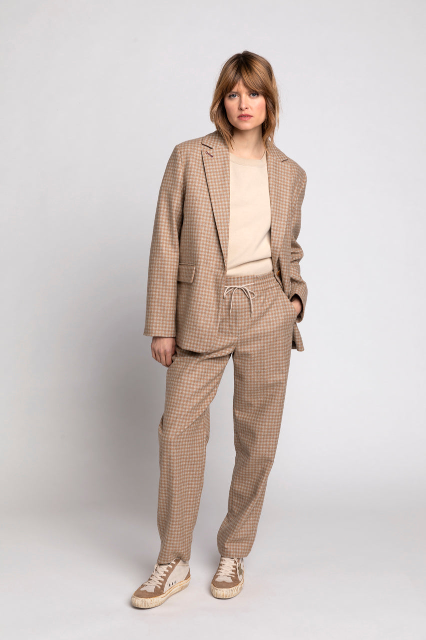 Veste tailleur couleur camel femme sale