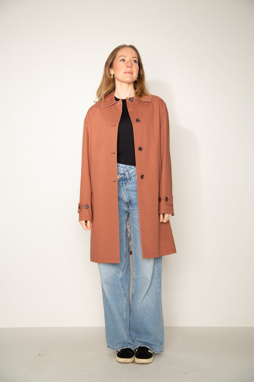 Sleek DAX-Redding coat in pure premium cotton, glossy brown