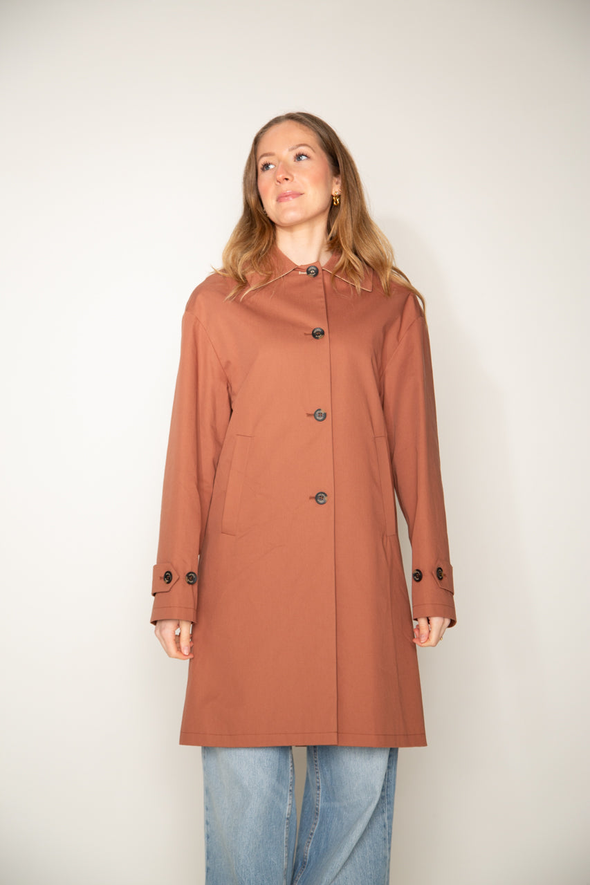Sleek DAX-Redding coat in pure premium cotton, glossy brown