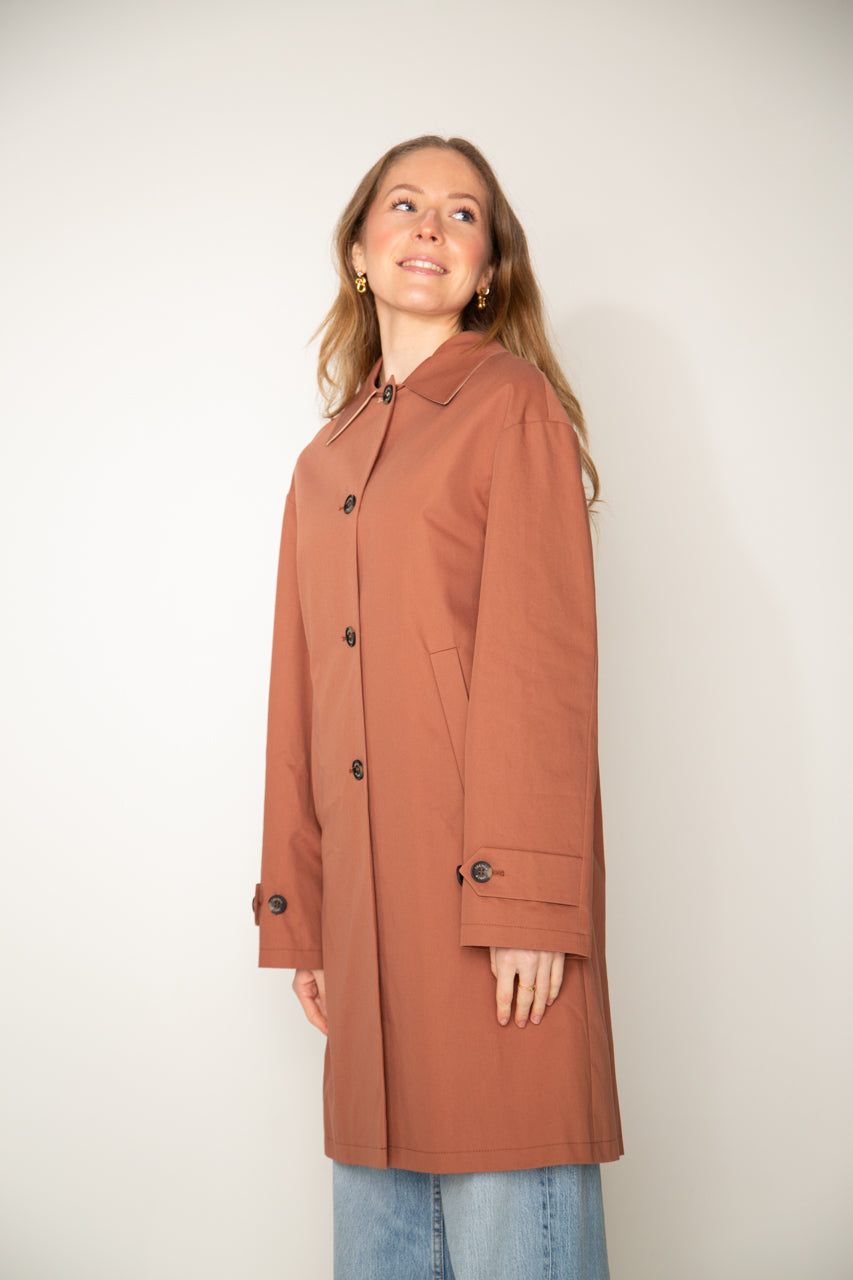 Sleek DAX-Redding coat in pure premium cotton, glossy brown