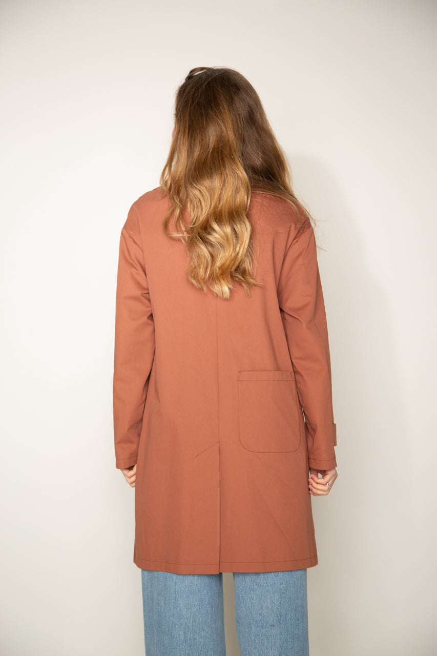 Sleek DAX-Redding coat in pure premium cotton, glossy brown