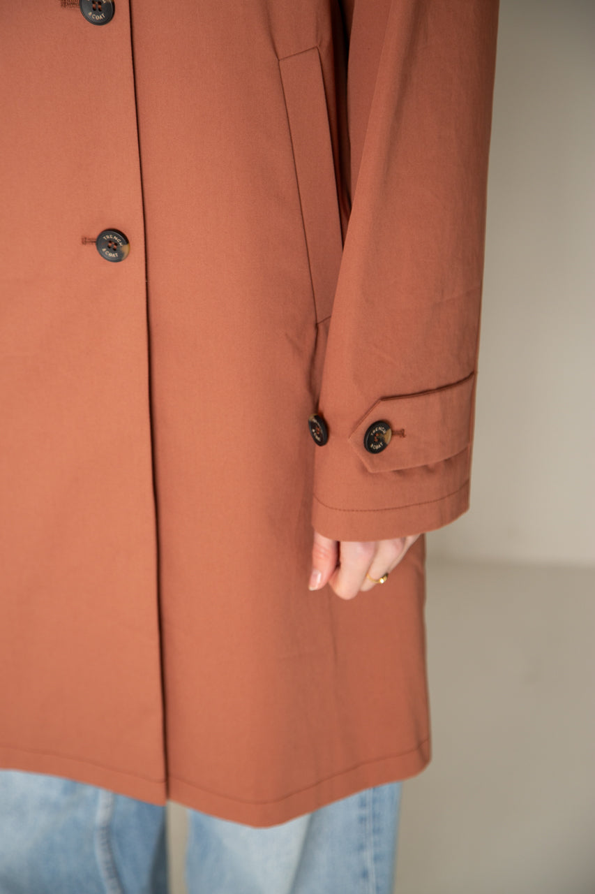 Sleek DAX-Redding coat in pure premium cotton, glossy brown