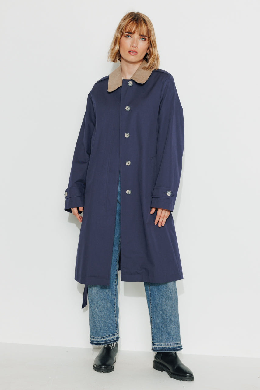 Trench long ceinturé en coton marine Élégance intemporelle