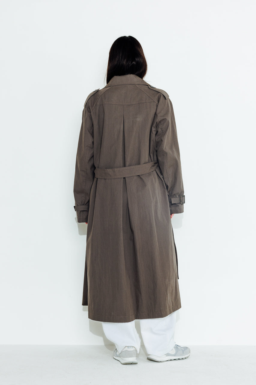 AMANDIER - AMANDIER - Trench long ceinturé en coton déperlant taupe ECORCE - Trench & Coat