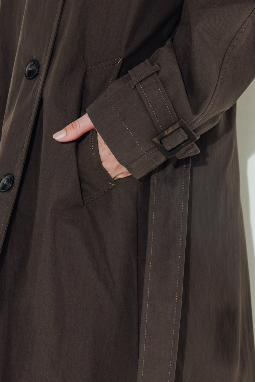 AMANDIER - AMANDIER - Trench long ceinturé en coton déperlant taupe ECORCE - Trench & Coat