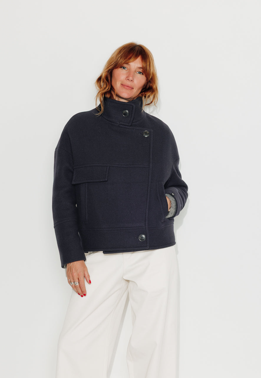 MABLY - MABLY - Blouson court oversize en drap de laine marine MARINE - Trench & Coat