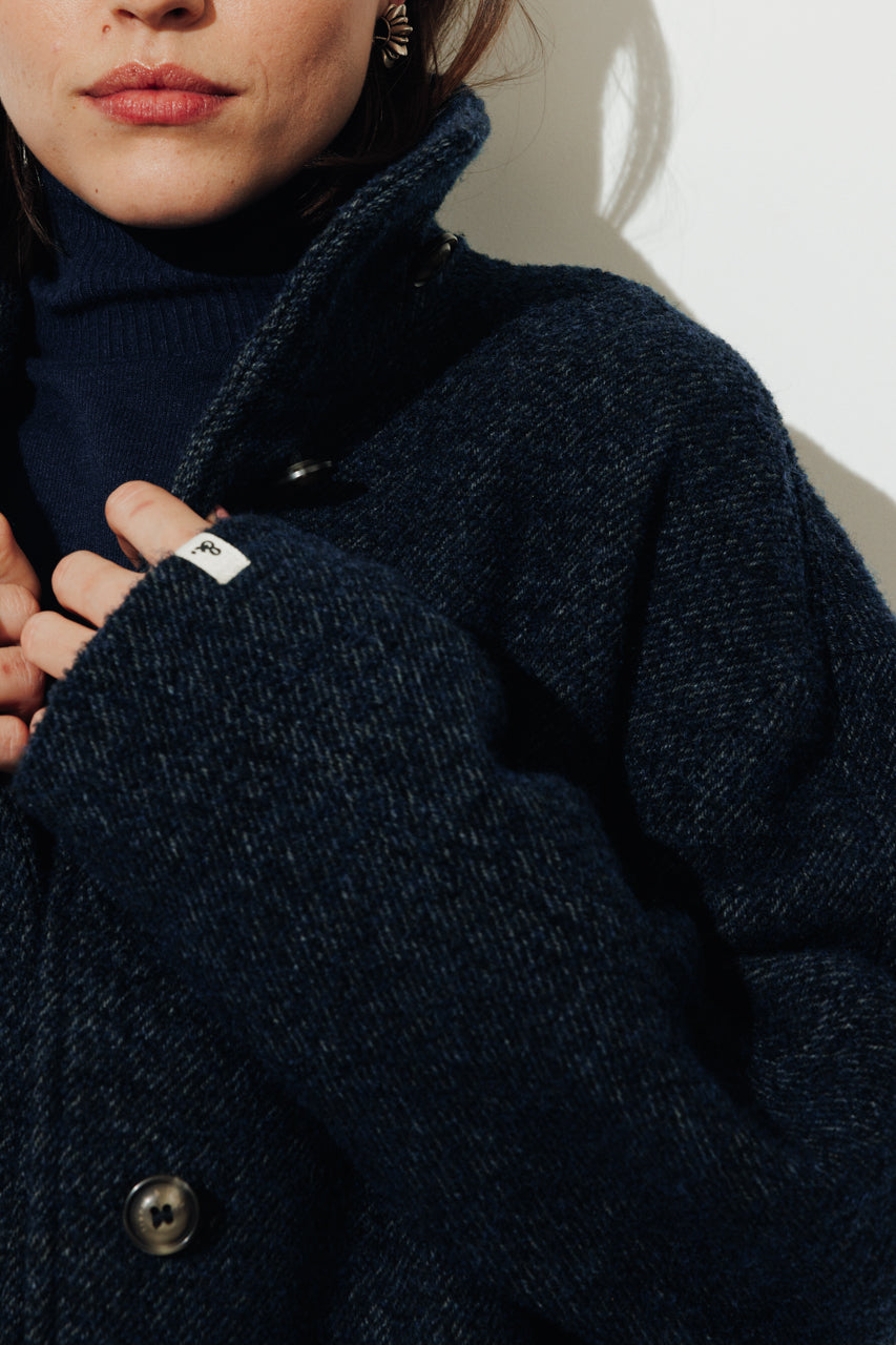 SEQUOIA - SEQUOIA - Manteau court en gabardine de laine bouclée recyclée bleu OCEAN - Trench & Coat