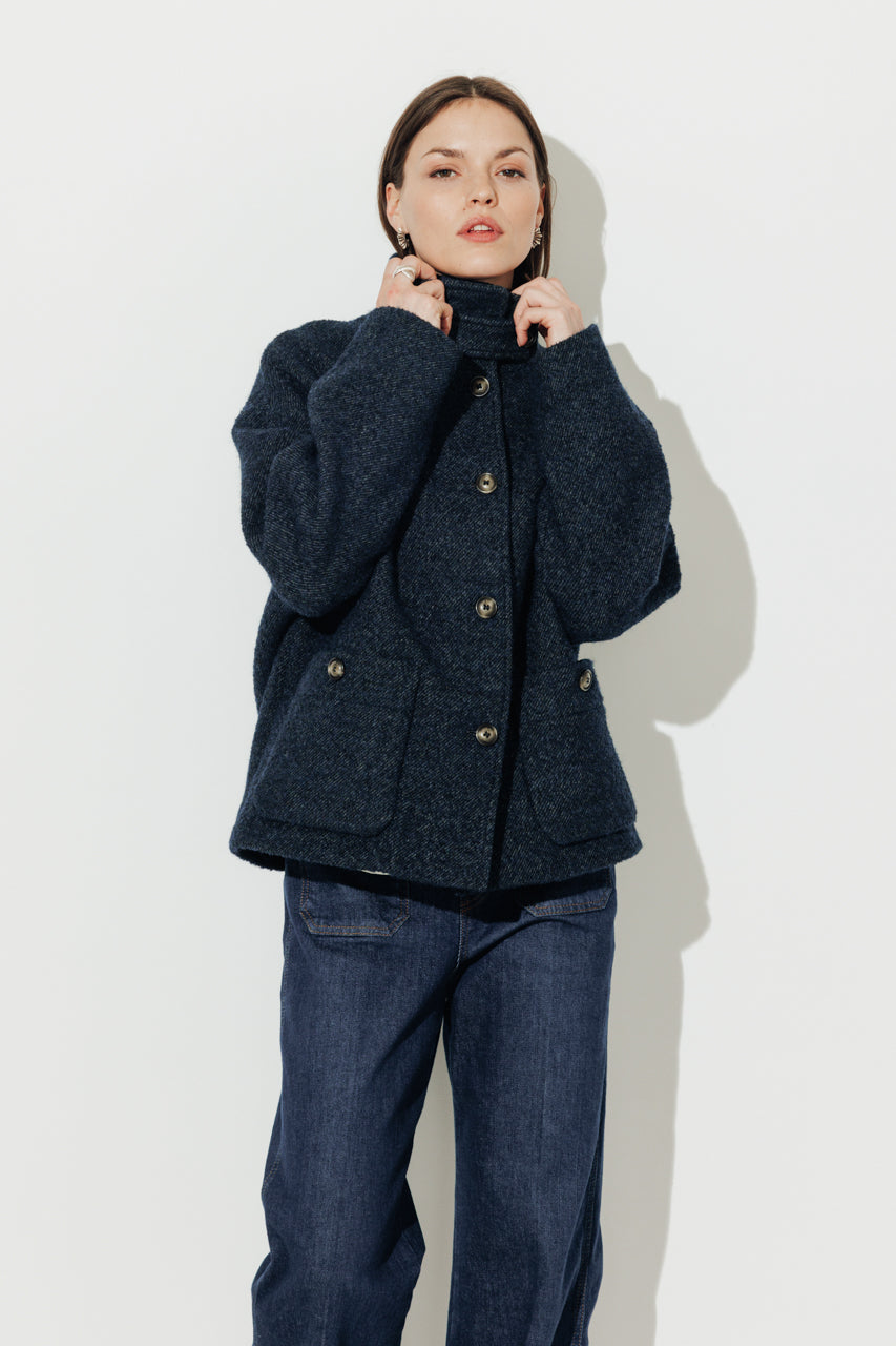 SEQUOIA - SEQUOIA - Manteau court en gabardine de laine bouclée recyclée bleu OCEAN - Trench & Coat