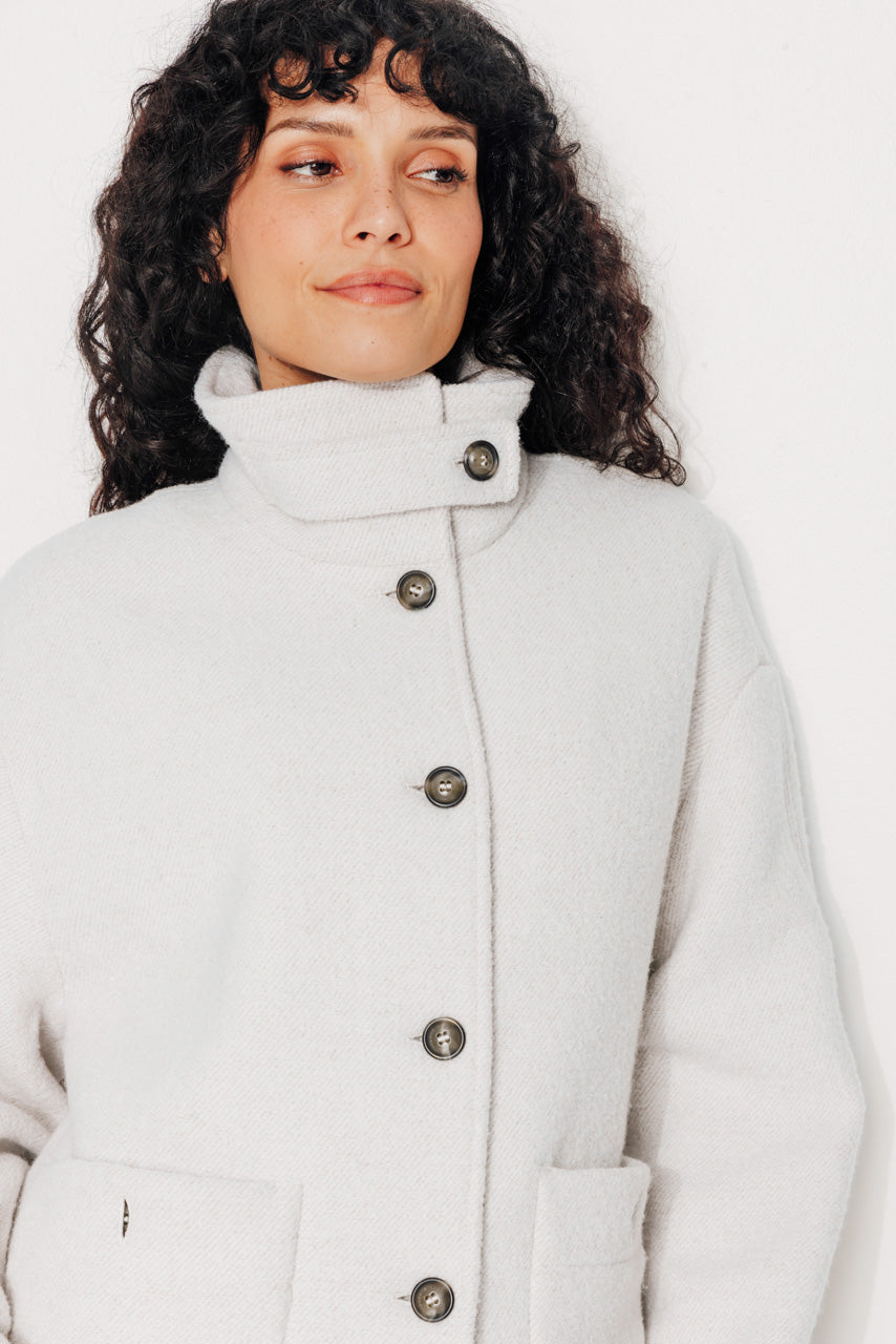 SEQUOIA - SEQUOIA - Manteau court en gabardine de laine bouclée recyclée écru ECRU - Trench & Coat