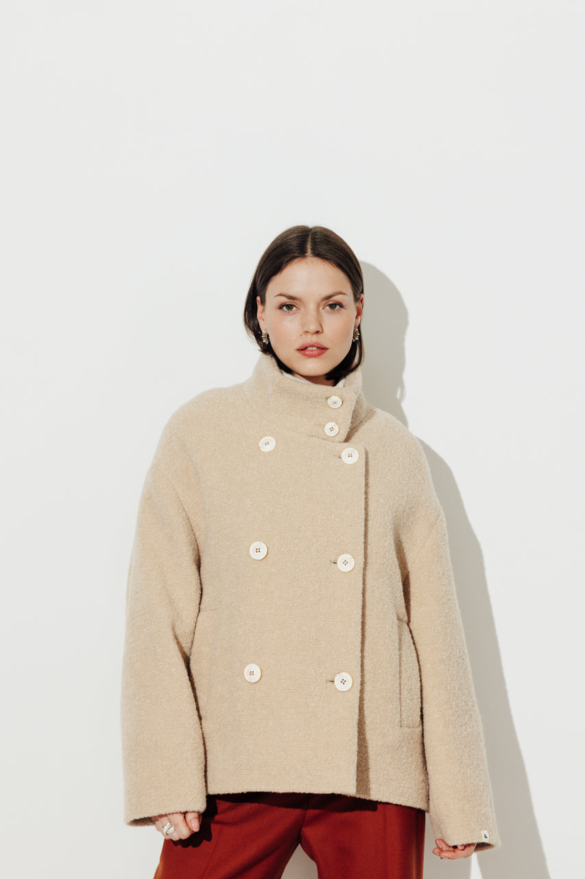 PLUMERIA - PLUMERIA - Manteau court en bouclette de laine vierge beige SABLE - Trench & Coat
