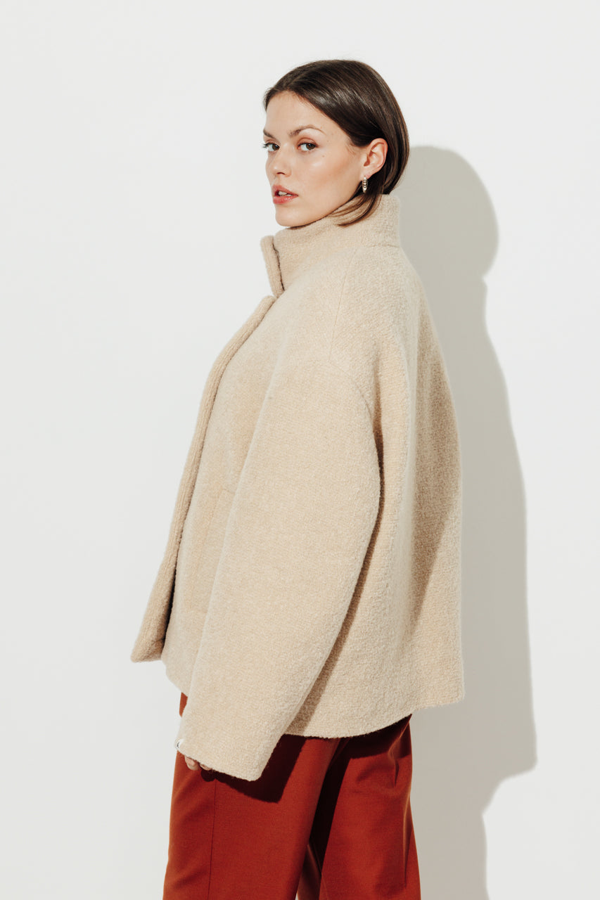 PLUMERIA - PLUMERIA - Manteau court en bouclette de laine vierge beige SABLE - Trench & Coat