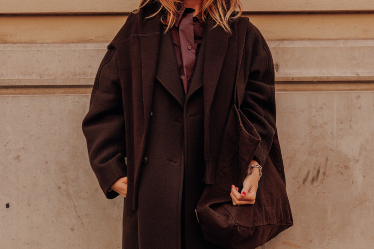 Manteau marron femme : comment choisir et porter cette couleur intemporelle ?
