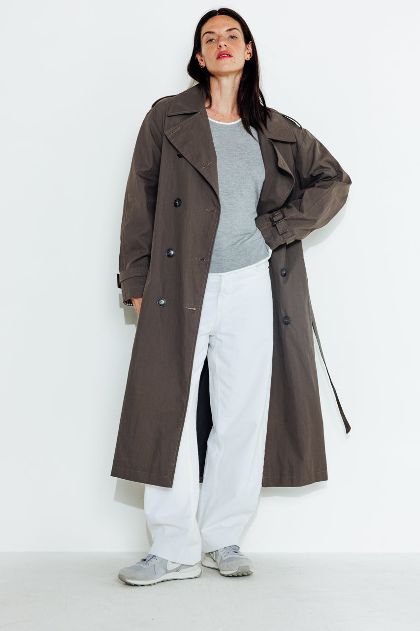 AMANDIER - AMANDIER - Trench long ceinturé en coton déperlant taupe ECORCE - Trench & Coat