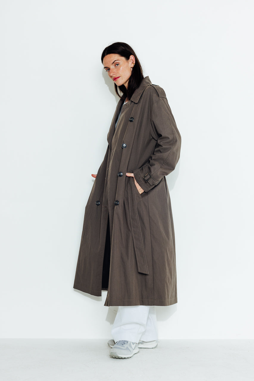 AMANDIER - AMANDIER - Trench long ceinturé en coton déperlant taupe ECORCE - Trench & Coat
