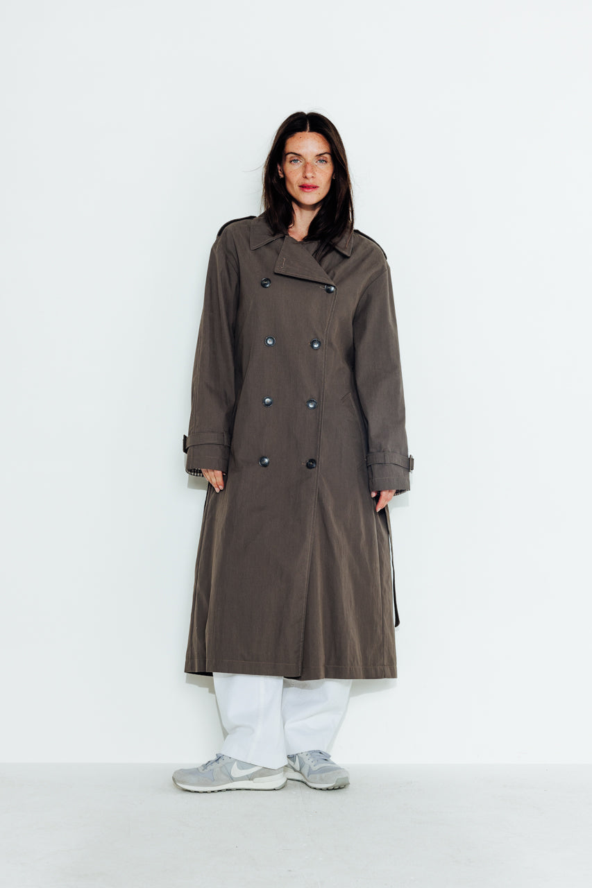 AMANDIER - AMANDIER - Trench long ceinturé en coton déperlant taupe ECORCE - Trench & Coat
