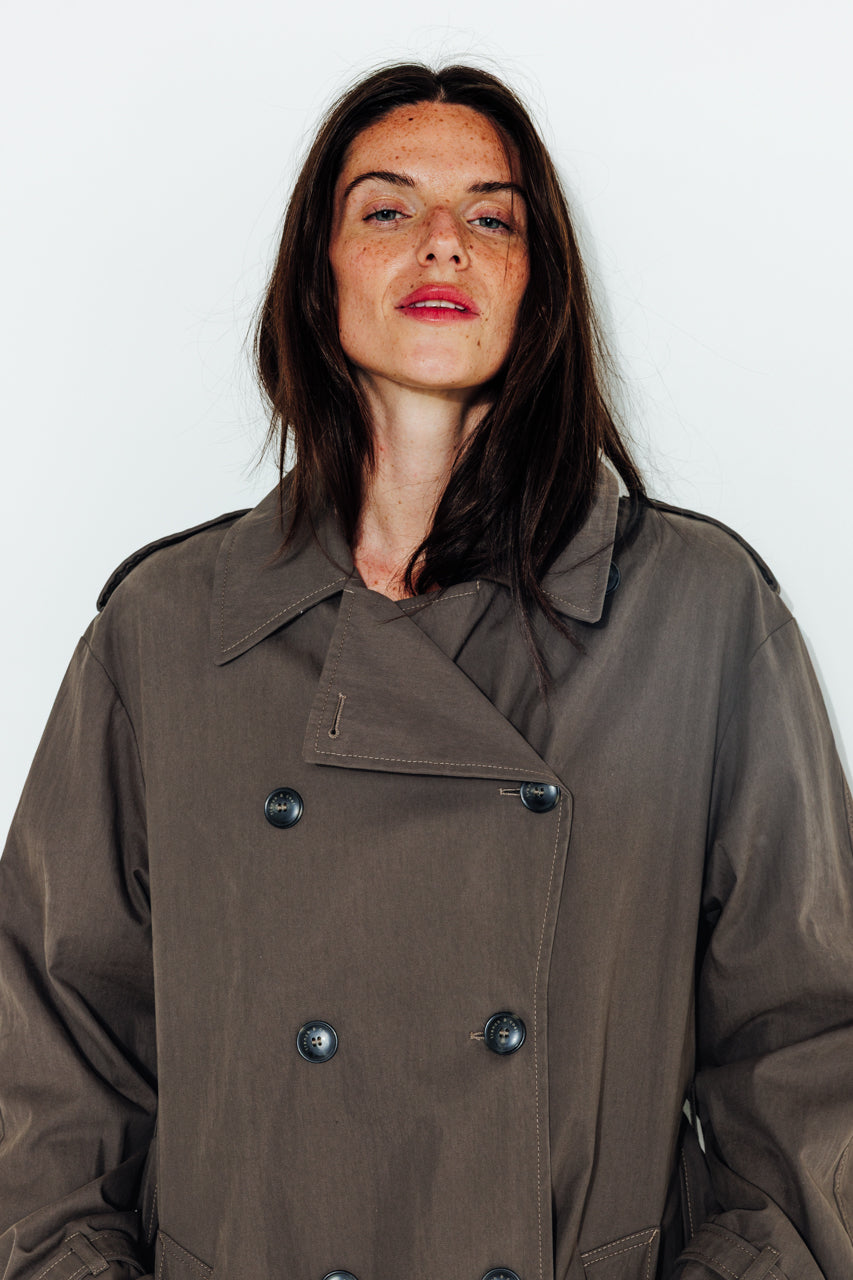 AMANDIER - AMANDIER - Trench long ceinturé en coton déperlant taupe ECORCE - Trench & Coat