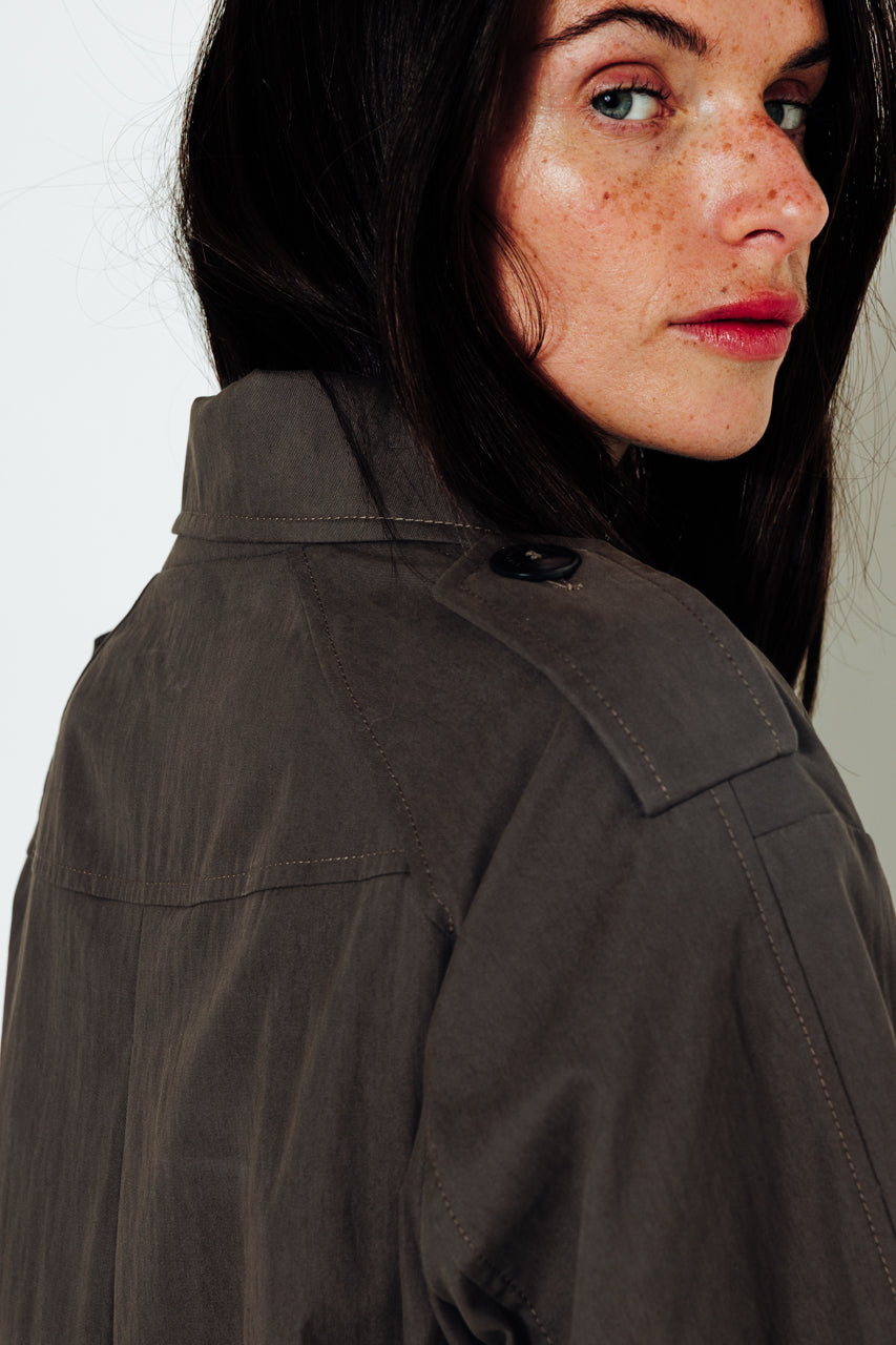 AMANDIER - AMANDIER - Trench long ceinturé en coton déperlant taupe ECORCE - Trench & Coat