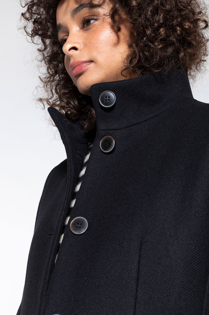 Manteau cintré zippé avec clous noir femme