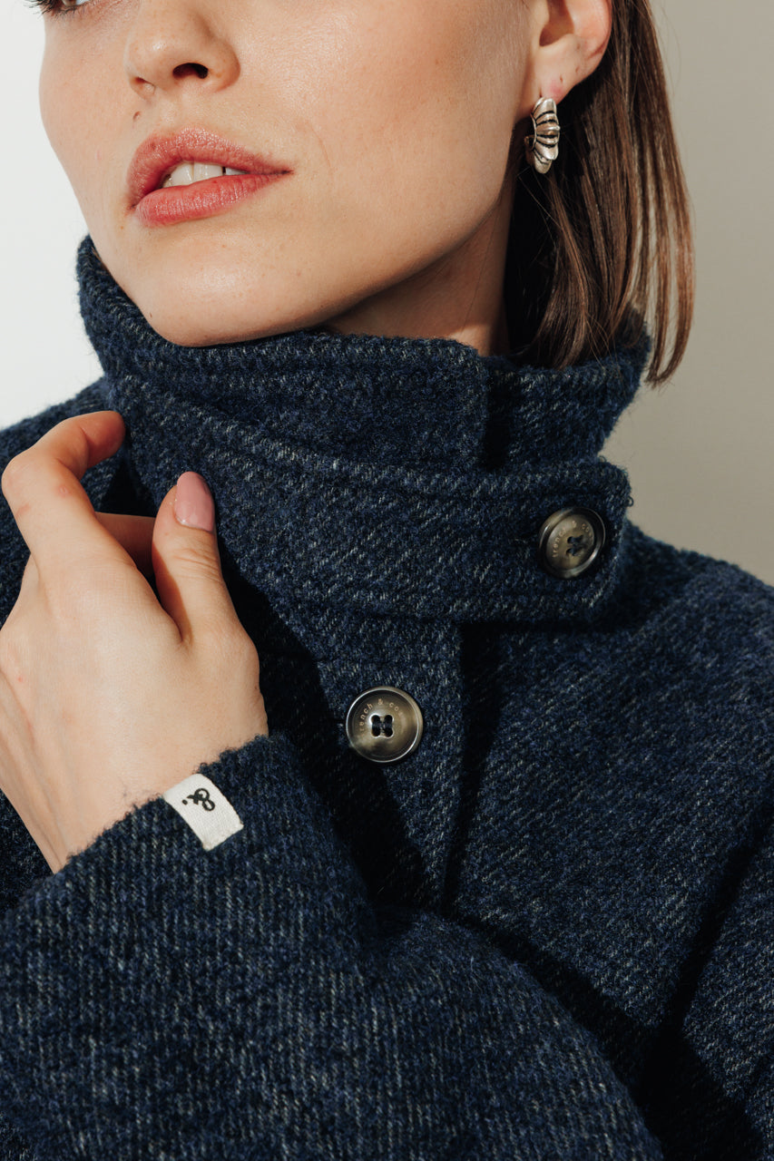 SEQUOIA - SEQUOIA - Manteau court en gabardine de laine bouclée recyclée bleu OCEAN - Trench & Coat