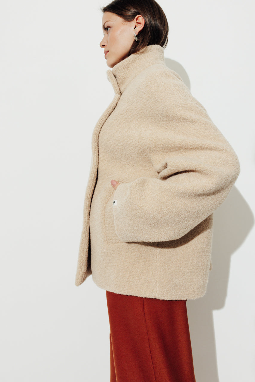 PLUMERIA - PLUMERIA - Manteau court en bouclette de laine vierge beige SABLE - Trench & Coat