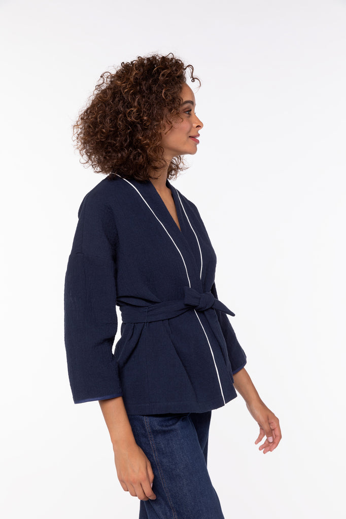 Veste VIVONNE-Veste kimono ceinturé en coton bleu marine